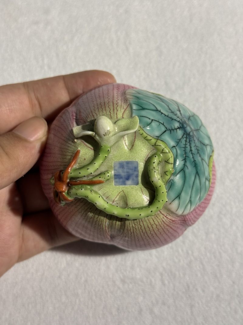 清乾隆 粉彩荷花形象生瓷杯 - 图9