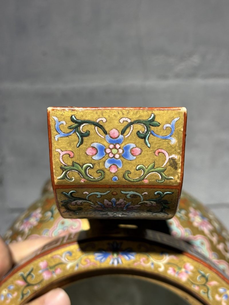 清乾隆 御制金地粉彩番莲八吉祥纹朝天耳三足炉（配盖、座） - 图24