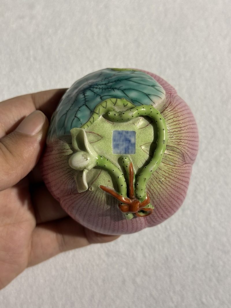 清乾隆 粉彩荷花形象生瓷杯 - 图10