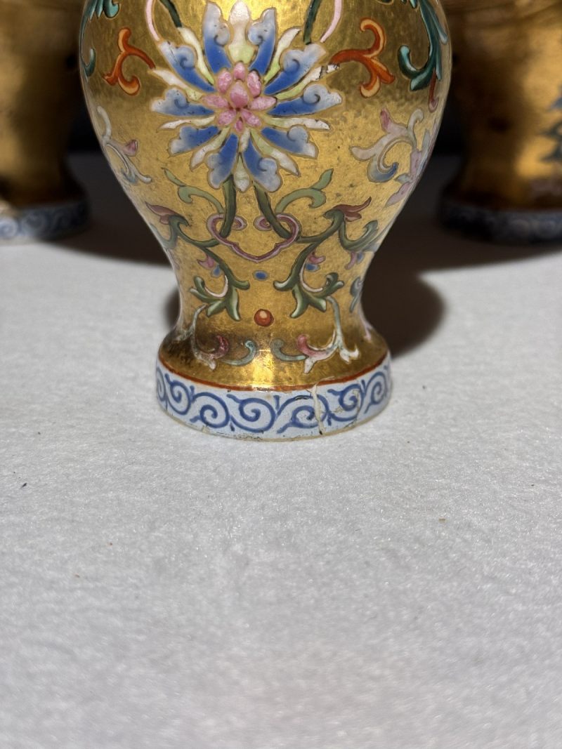 清乾隆 御制金地粉彩番莲八吉祥纹朝天耳三足炉（配盖、座） - 图11