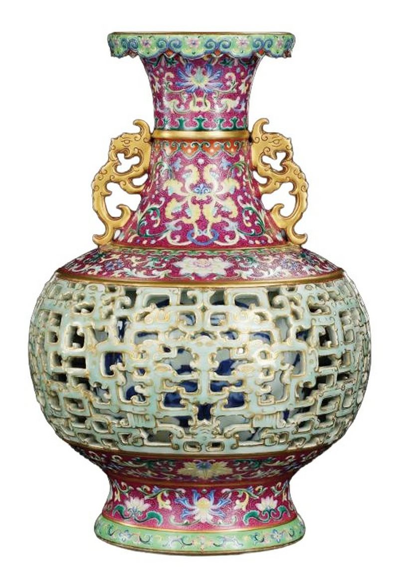 清乾隆 蓝地描金开光镂雕粉彩四季花卉套瓶 - 图20