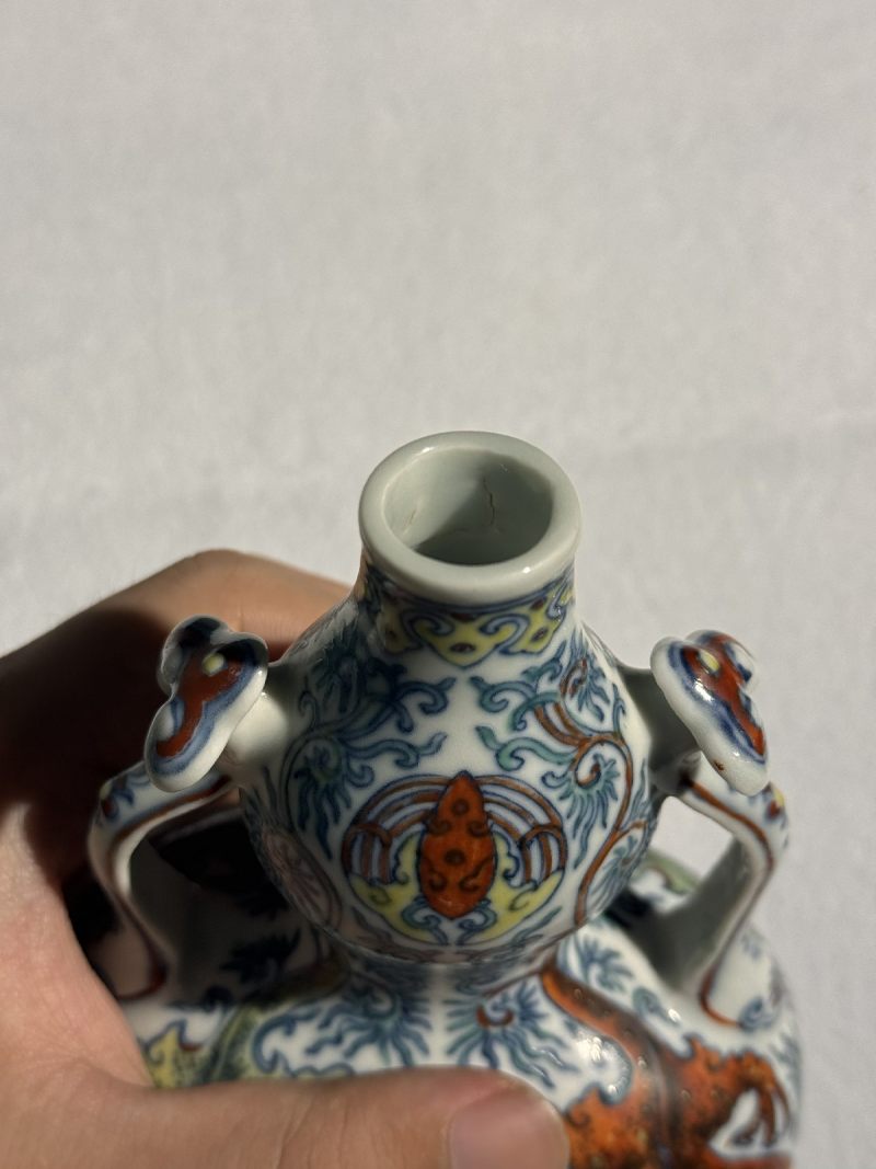 清嘉庆 斗彩双龙捧寿如意耳尊 （一对） - 图19