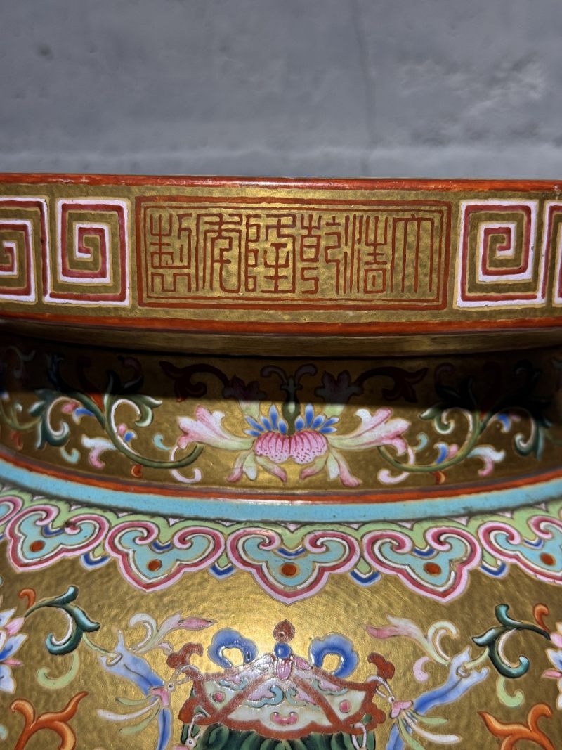 清乾隆 御制金地粉彩番莲八吉祥纹朝天耳三足炉（配盖、座） - 图14