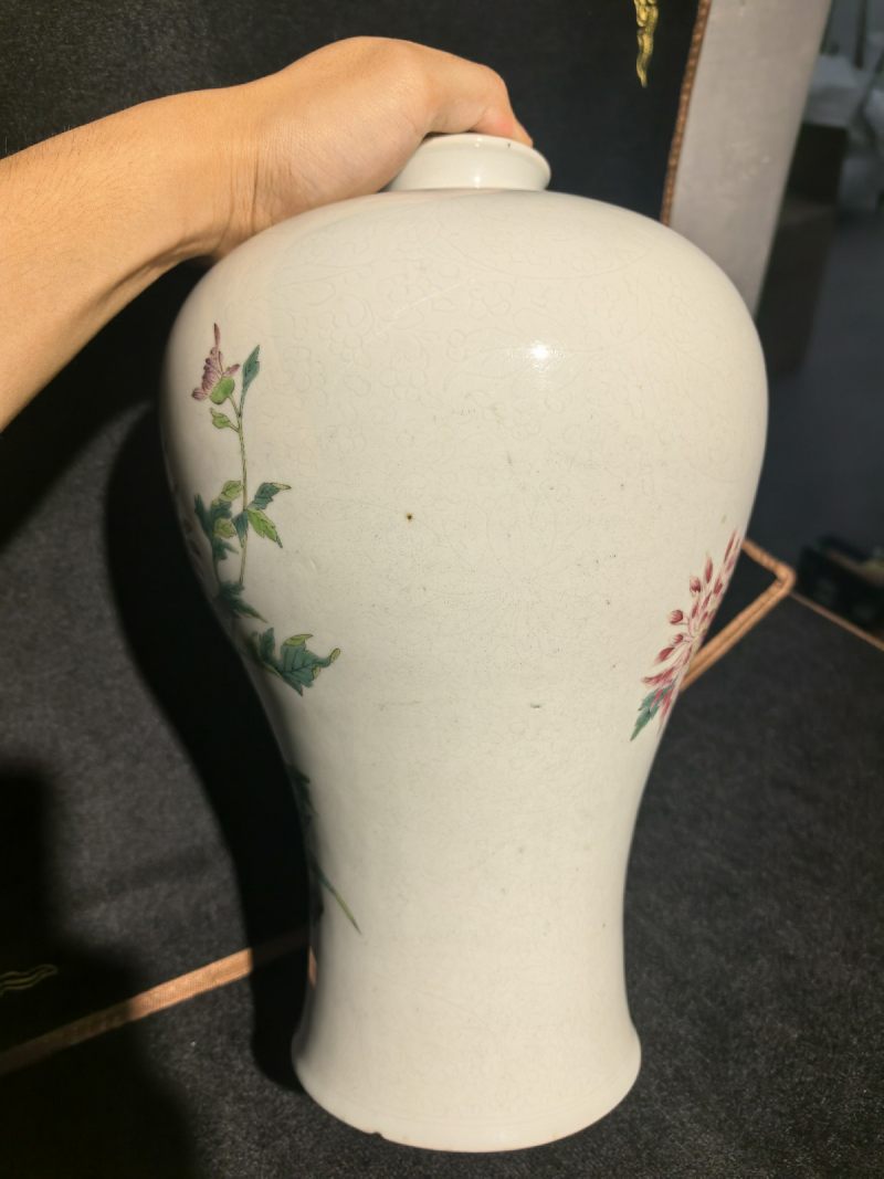 清雍正 白釉暗刻缠枝莲粉彩萱寿延龄图梅瓶 - 图12