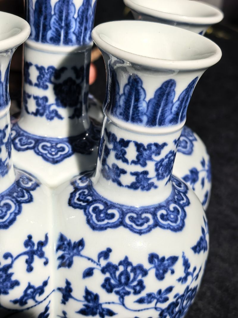 清乾隆 唐窑青花缠枝花卉纹六孔瓶（配座） - 图22