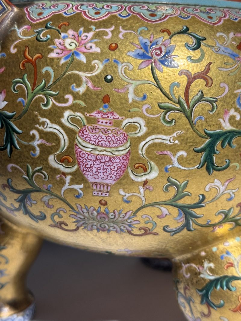 清乾隆 御制金地粉彩番莲八吉祥纹朝天耳三足炉（配盖、座） - 图15