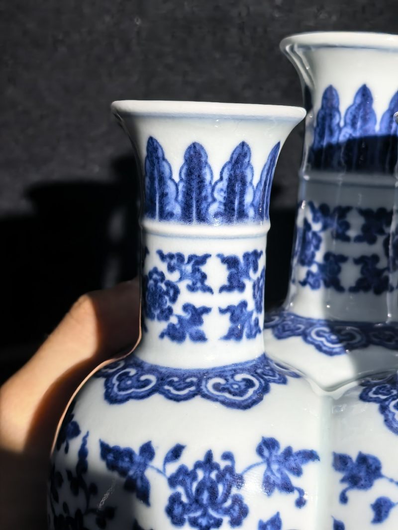 清乾隆 唐窑青花缠枝花卉纹六孔瓶（配座） - 图23