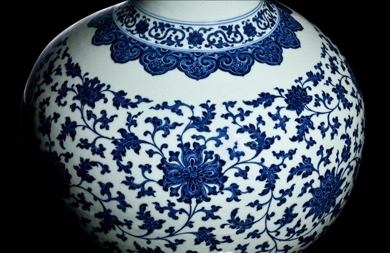 清雍正 青花缠枝莲纹大天球瓶 - 图2