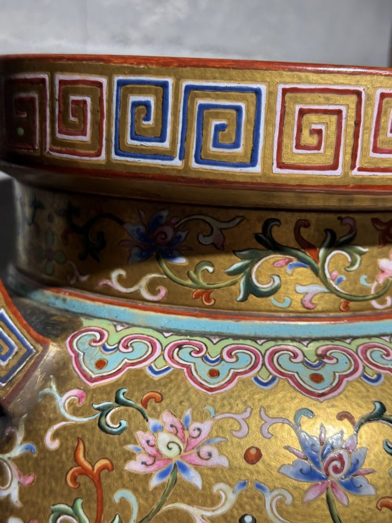 清乾隆 御制金地粉彩番莲八吉祥纹朝天耳三足炉（配盖、座） - 图16