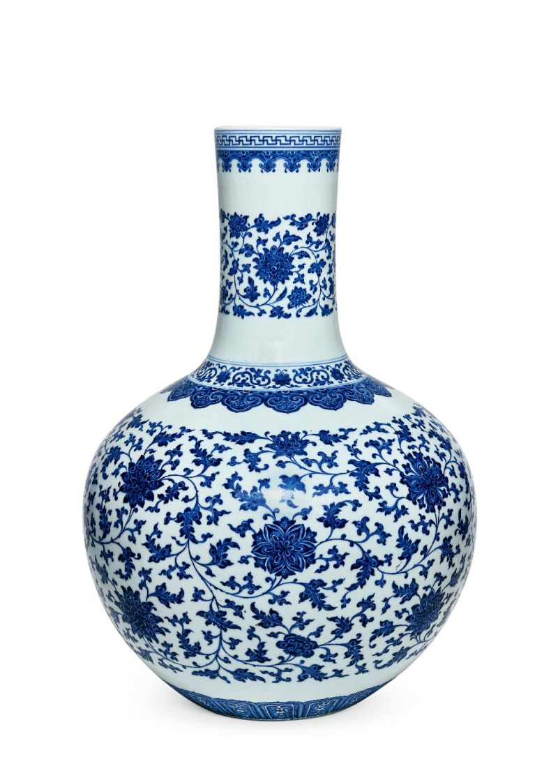 清雍正 青花缠枝莲纹大天球瓶 - 图3
