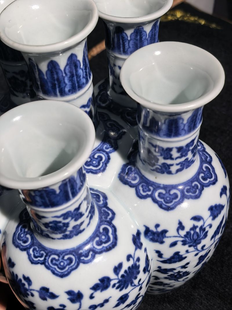 清乾隆 唐窑青花缠枝花卉纹六孔瓶（配座） - 图25