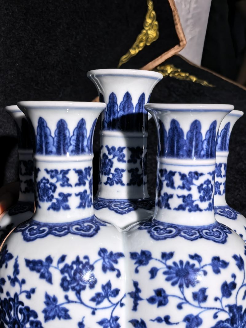 清乾隆 唐窑青花缠枝花卉纹六孔瓶（配座） - 图26