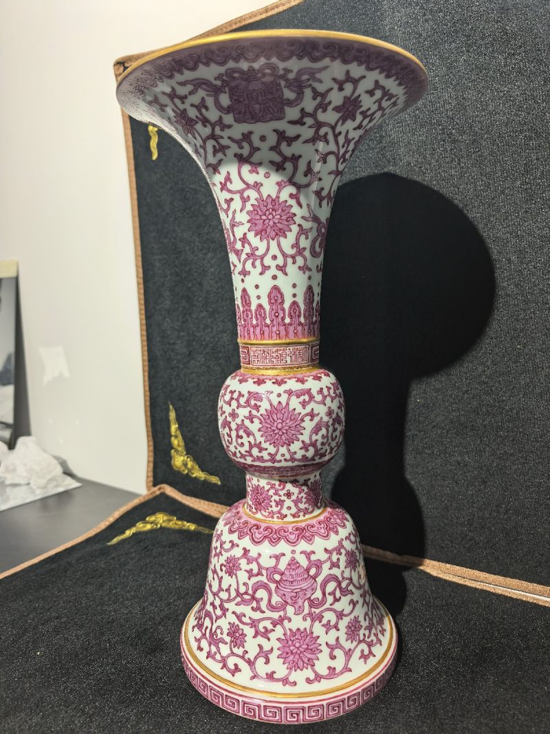 清乾隆 胭脂红彩八吉祥纹花觚 - 图4