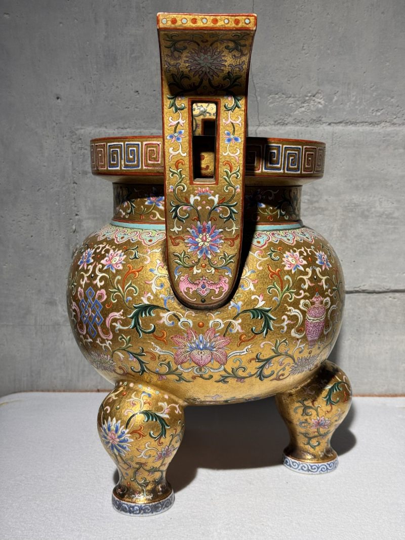 清乾隆 御制金地粉彩番莲八吉祥纹朝天耳三足炉（配盖、座） - 图18