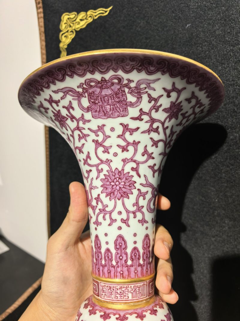 清乾隆 胭脂红彩八吉祥纹花觚 - 图5
