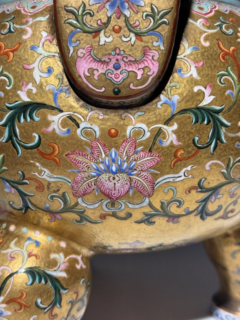 清乾隆 御制金地粉彩番莲八吉祥纹朝天耳三足炉（配盖、座） - 图20