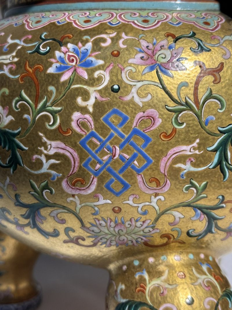 清乾隆 御制金地粉彩番莲八吉祥纹朝天耳三足炉（配盖、座） - 图21