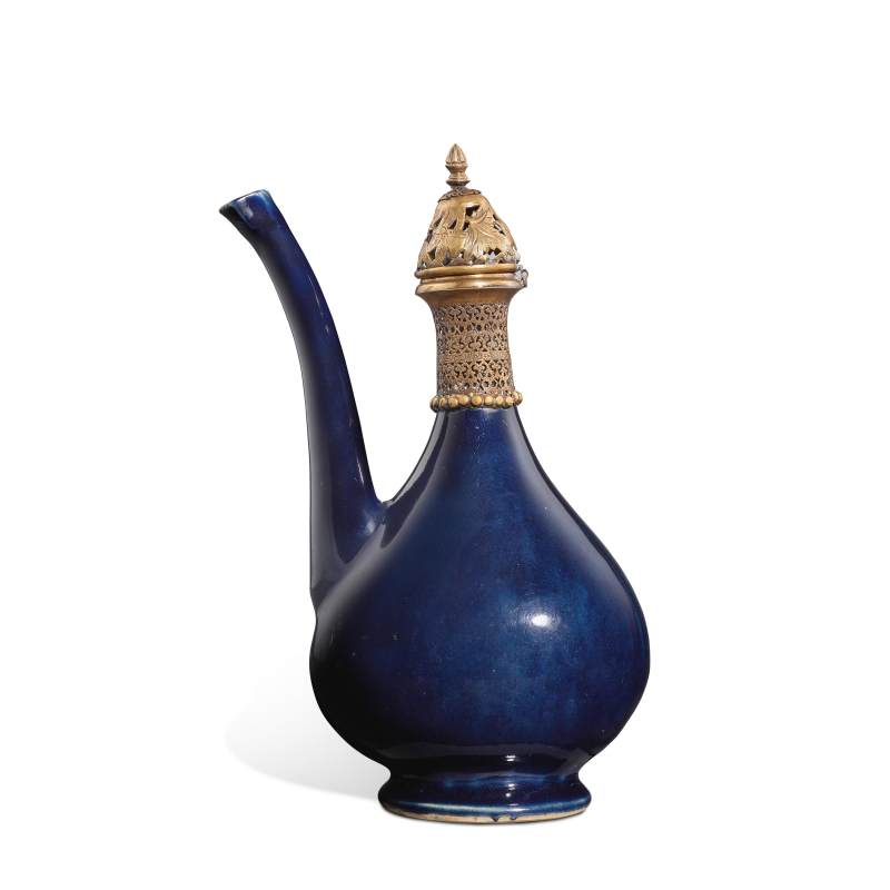A gilt-copper mounted blue-glazed ewer | 藍釉鎏金銅鑲口軍持 - 图2