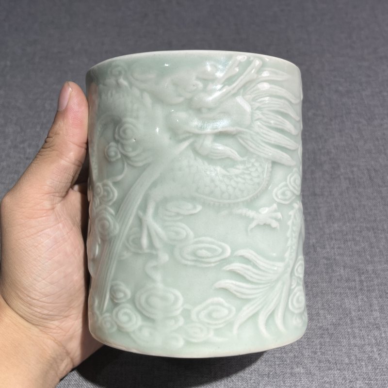 清晚期豆青堆塑龙纹笔筒 - 图4