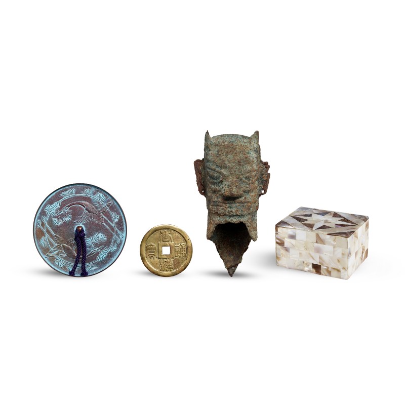 Three bronze wares and a mother-of-pearl-embellished box | 銅器三件及螺鈿盒一件 - 图1