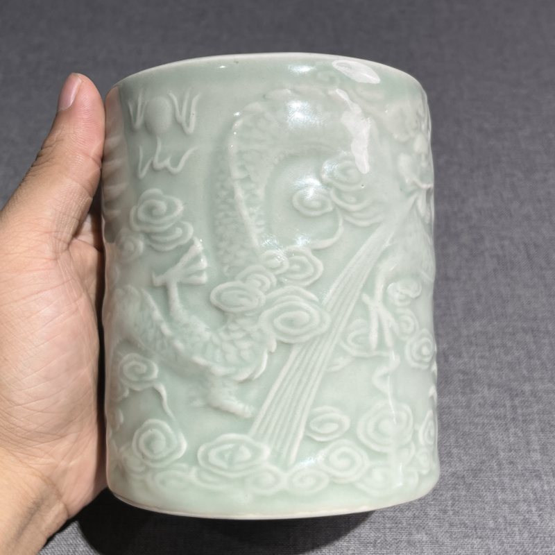 清晚期豆青堆塑龙纹笔筒 - 图5