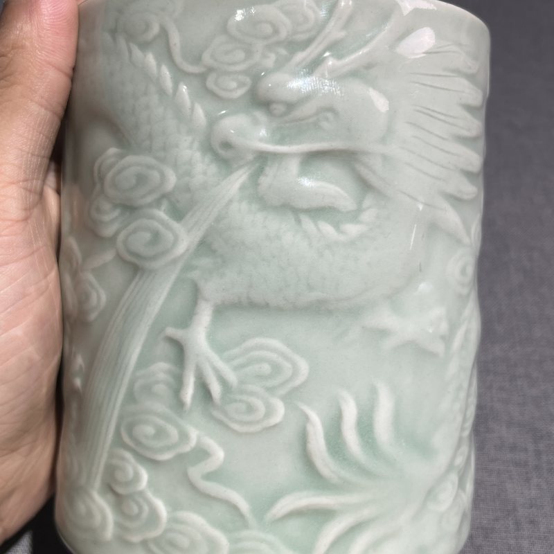 清晚期豆青堆塑龙纹笔筒 - 图7