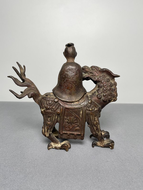 清 铜“高仕坐麒麟”像 - 图4