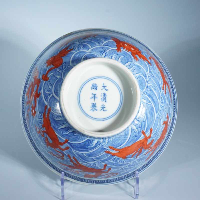 清光绪青花矾红海八怪纹碗 - 图3