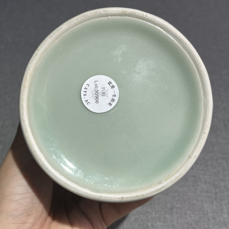 清晚期豆青堆塑龙纹笔筒 - 图9