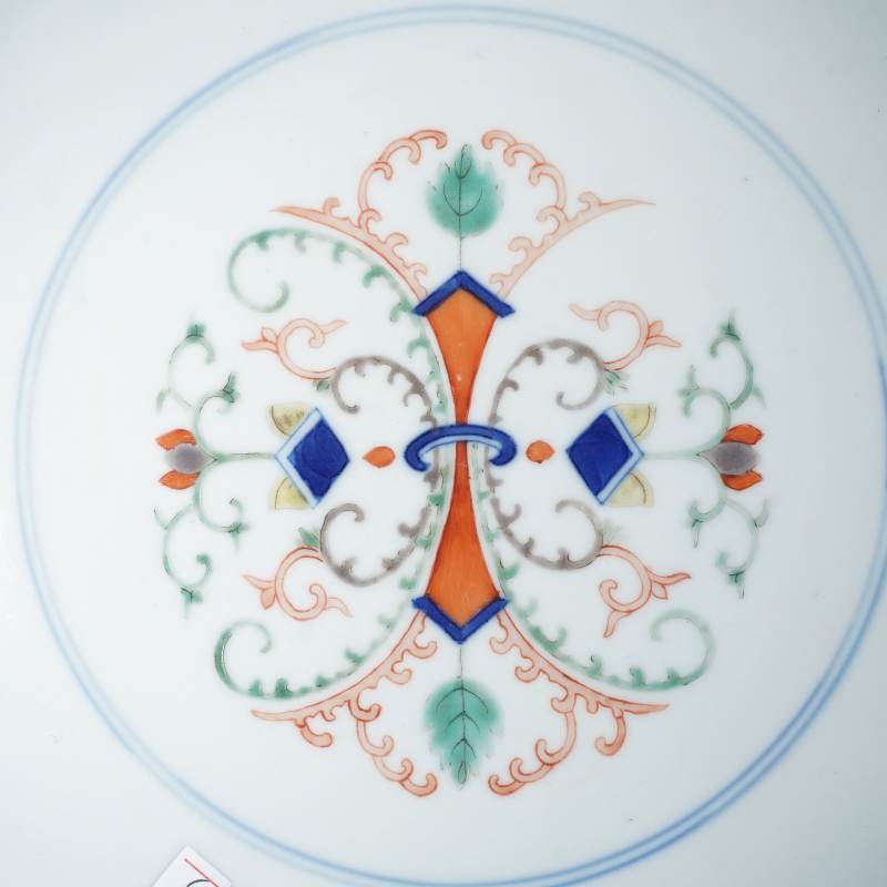 清光绪斗彩忍冬纹大盘 - 图2