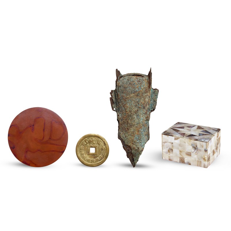 Three bronze wares and a mother-of-pearl-embellished box | 銅器三件及螺鈿盒一件 - 图2