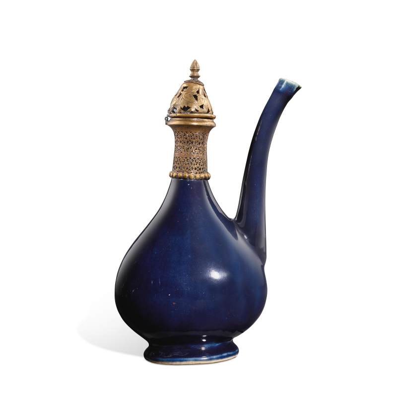 A gilt-copper mounted blue-glazed ewer | 藍釉鎏金銅鑲口軍持 - 图1