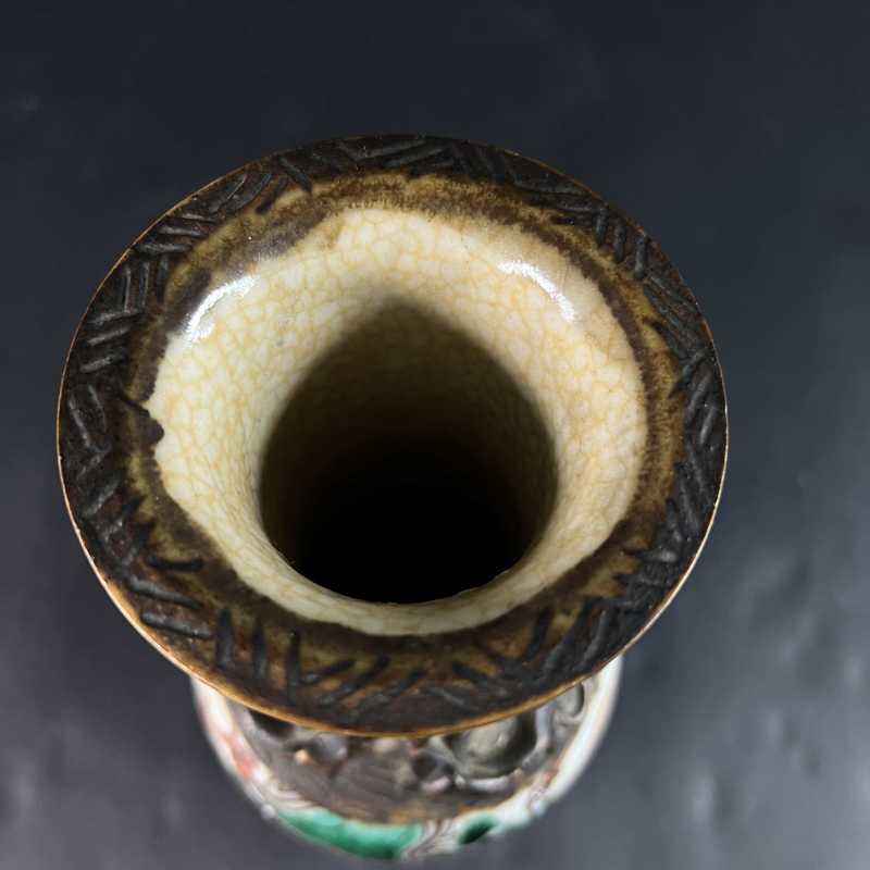 清 哥釉铁锈花粉彩人物纹狮耳瓶 - 图5