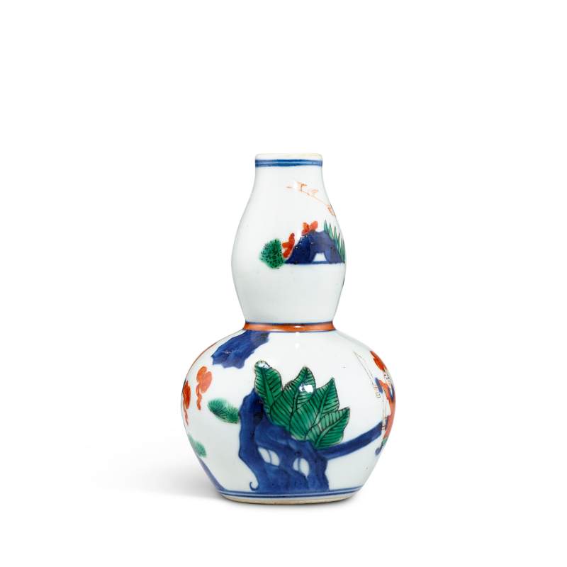 A wucai 'boys' double-gourd vase, Wanli apocryphal mark | 五彩童子圖葫蘆瓶 《大明萬曆年製》仿款 - 图4