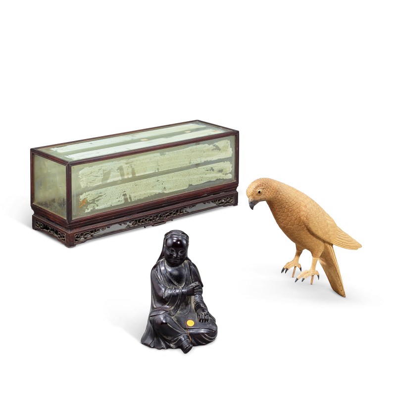 Two wood carvings and a wood and glass showcase | 木雕兩件及木雕玻璃展示盒一件 - 图1