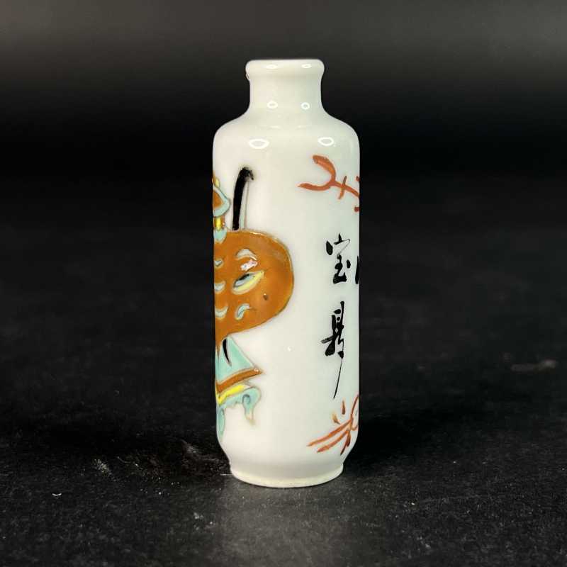 清 粉彩博古纹小瓶 - 图2