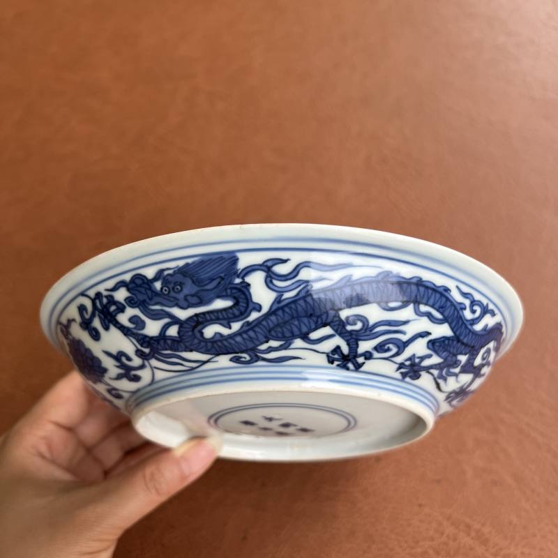 明万历 青花内折枝花卉外穿花龙纹盘 - 图2
