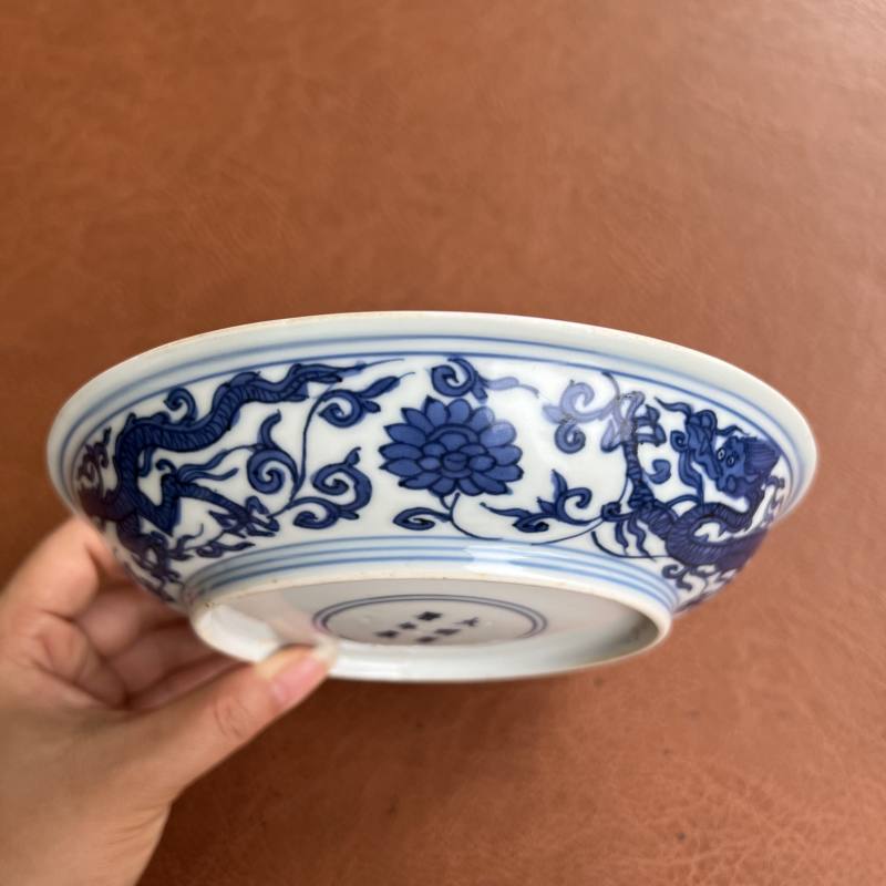 明万历 青花内折枝花卉外穿花龙纹盘 - 图3