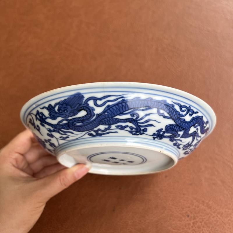 明万历 青花内折枝花卉外穿花龙纹盘 - 图4