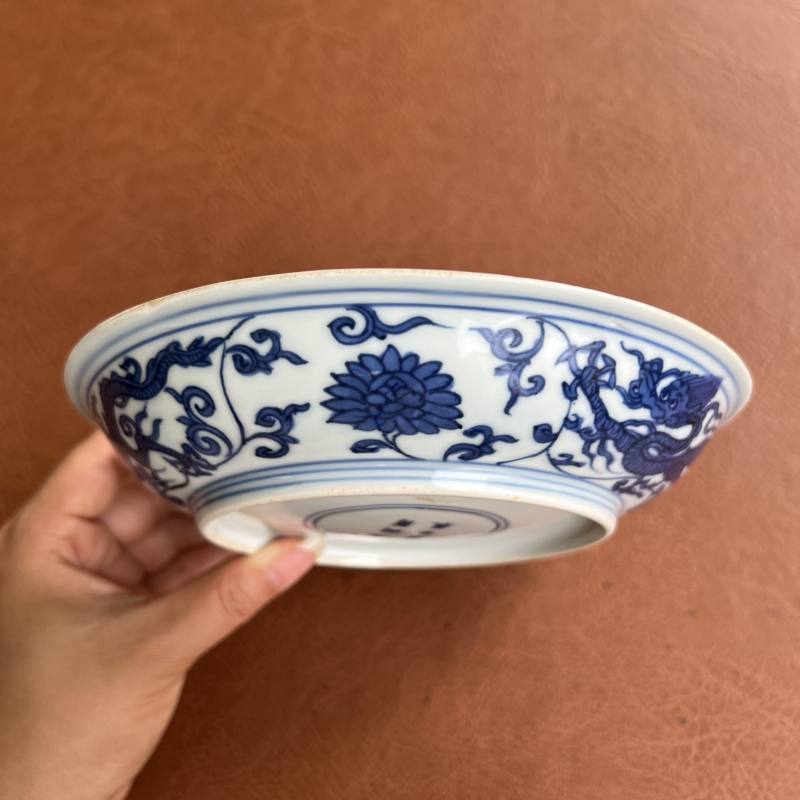 明万历 青花内折枝花卉外穿花龙纹盘 - 图5