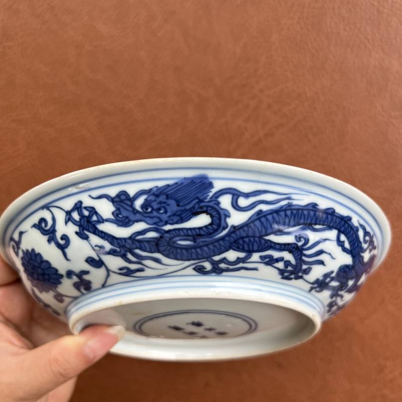 明万历 青花内折枝花卉外穿花龙纹盘 - 图7