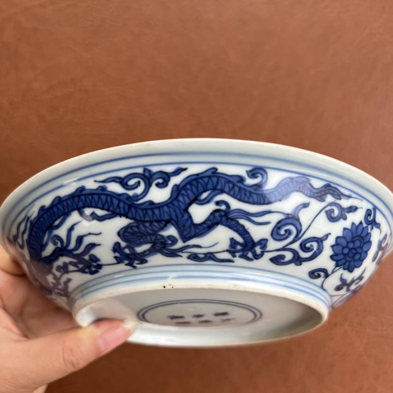 明万历 青花内折枝花卉外穿花龙纹盘 - 图8