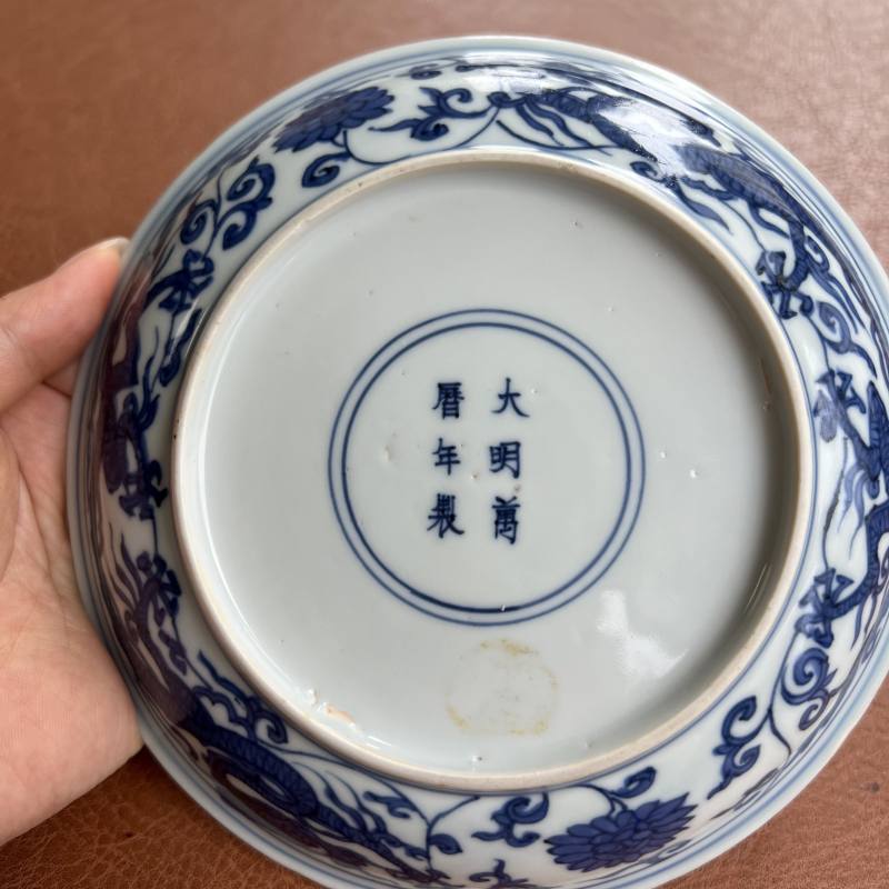 明万历 青花内折枝花卉外穿花龙纹盘 - 图12