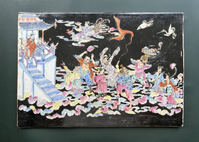 清 墨地粉彩群仙祝寿图插屏 - 图4