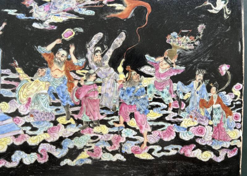 清 墨地粉彩群仙祝寿图插屏 - 图10