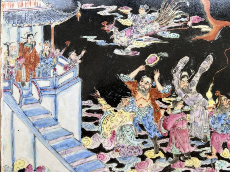 清 墨地粉彩群仙祝寿图插屏 - 图11
