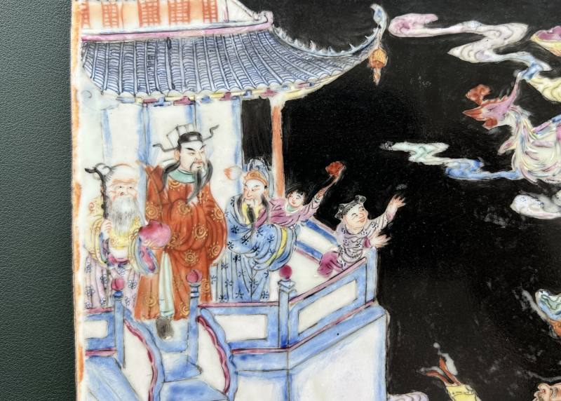 清 墨地粉彩群仙祝寿图插屏 - 图12