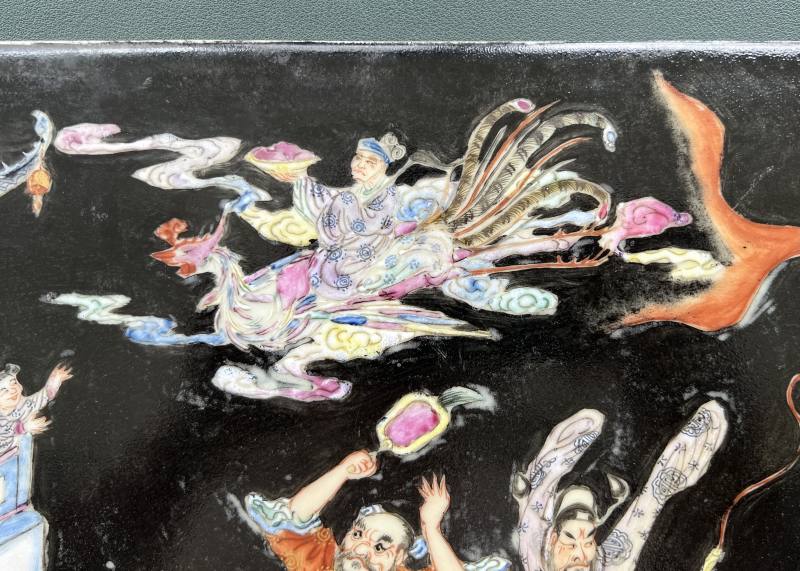 清 墨地粉彩群仙祝寿图插屏 - 图13