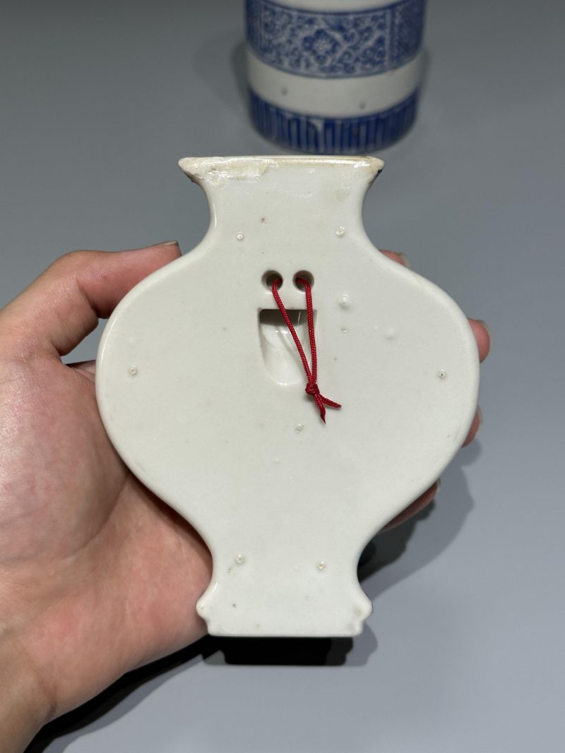    清乾隆 蓝料花卉纹笔筒、壁瓶一组(两件) - 图4