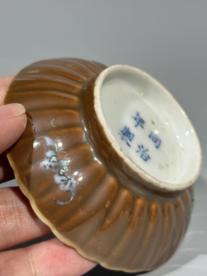    清同治 酱釉粉彩花卉纹菊瓣小碟 - 图9